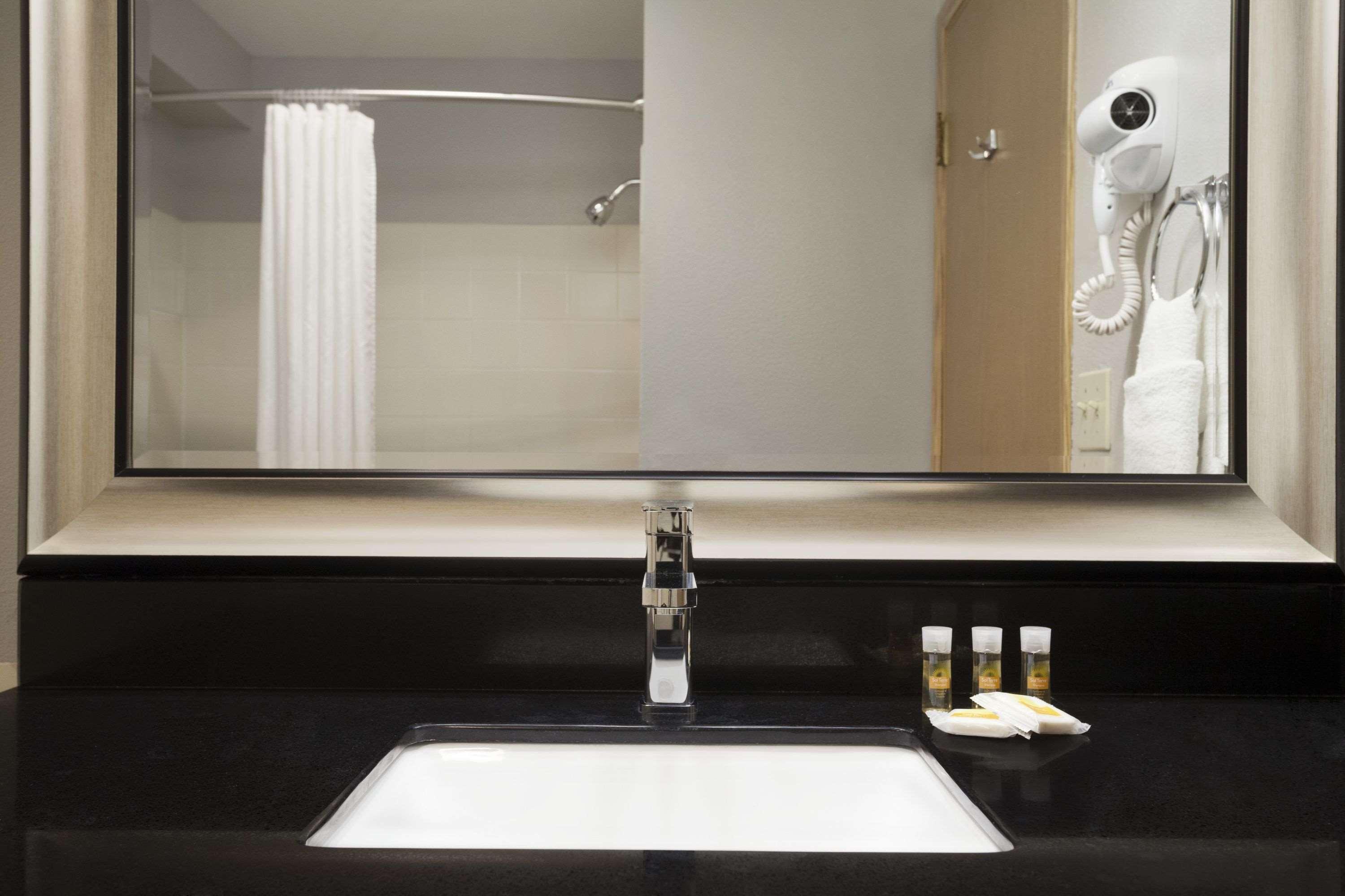 Days Inn By Wyndham Lacey Olympia Area Bagian luar foto
